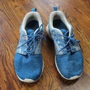 Women’s Nike Tennis Shoes - Special Edition Size 9